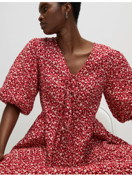 Marks & Spencer Virágos midi ruha V-nyakkal és hangsúlyos derékkal, magas pamutból Marks & Spencer piros